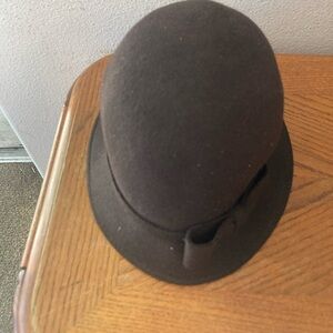TRIXIE Chocolate Brown Cloche Hat with Bow Embellishment (OS)